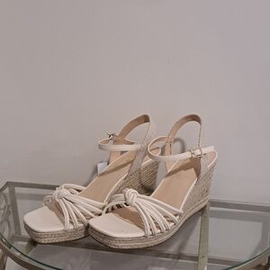 NWT- Liz Claiborne Memory Foam Ivory Wedge Sandals, Size 9.